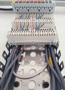 Santralde birçok kablo bağlantısı var. Kontrol Terminali. Yüksek voltaj kabloları ve diğer elektrikli aletlerle kontrol paneli. Mobil fotoğraf