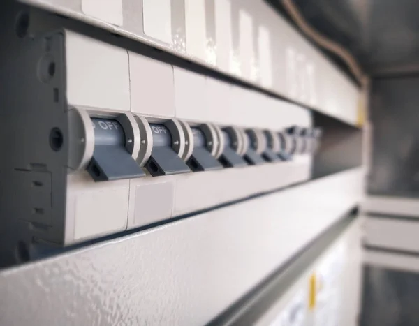 Elektrik şalterli elektrik santrali açık renk. Metal kutuya yüklenmiş devre kesici tip elektrik 3 fazı