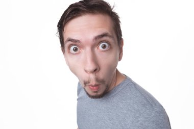 Duygular konsepti. Şok olmuş, küçük sakallı bir erkek portresi diyor ki, vay canına, böcek gözlü ve yuvarlak ağızlı görünüyor, beklenmedik bir şey görünce hayrete düşüyor. Şaşırmış suratlı, korkmuş bir adam..