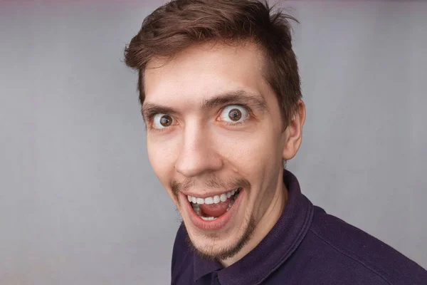 Heyecanlı Beyaz Tenli Bir Adam Gülümseyerek Ağzını Açar Büyük Bir — Stok fotoğraf