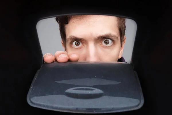 Człowiek Patrzący Plastikowe Pudełko Drzwiami Zbliżenie Zszokowanego Młodzieńca Okrągłymi Oczami — Zdjęcie stockowe