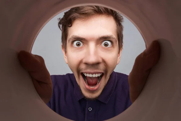 Uomo Guardando Dentro Tazza Tubo Arrotondato Con Mani Esso Primo — Foto Stock