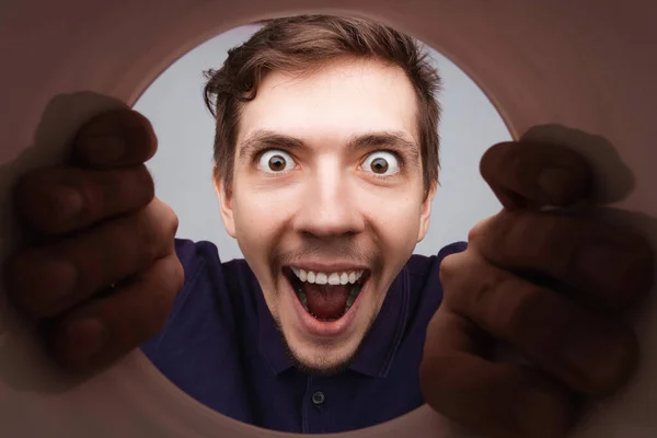 Uomo Guardando Dentro Tazza Tubo Arrotondato Con Mani Esso Primo — Foto Stock