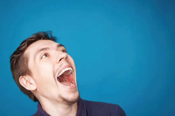 Ενθουσιασμένος Λευκός Γδαρμένος Άνθρωπος Γελάει Ανοιχτό Στόμα Ευρέως Είναι Ευτυχής — Φωτογραφία Αρχείου
