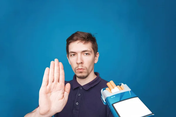 Hombre Que Niega Fumar Enfrenta Emociones Mientras Propones Cigarrillos Humo —  Fotos de Stock