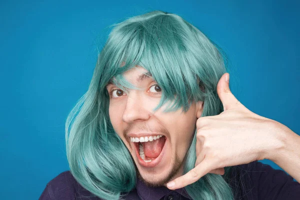 在一个蓝色背景的工作室里 一个满脸喜色的男人的滑稽画像 戴假发的男人绿头发 — 图库照片
