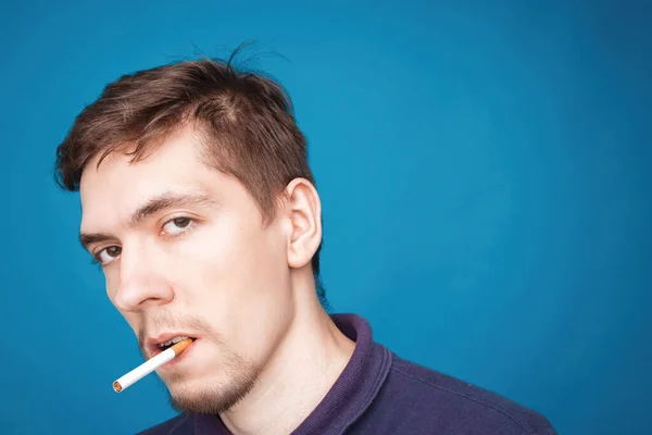 Jóképű Fiatalember Cigarettázik Egy Kaukázusi Stílusos Férfi Dohányzik Cigaretta Portré — Stock Fotó