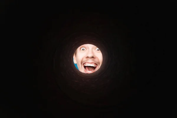 Hombre Mirando Dentro Del Tubo Redondeado Primer Plano Feliz Sorprendido —  Fotos de Stock
