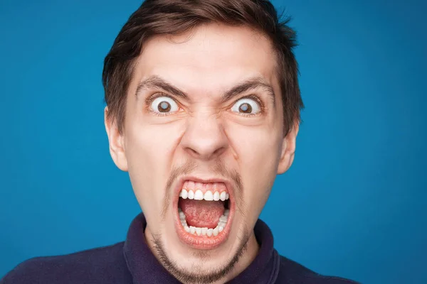 Hombre Guapo Emocionado Gritar Posando Fondo Del Estudio Luz Joven —  Fotos de Stock