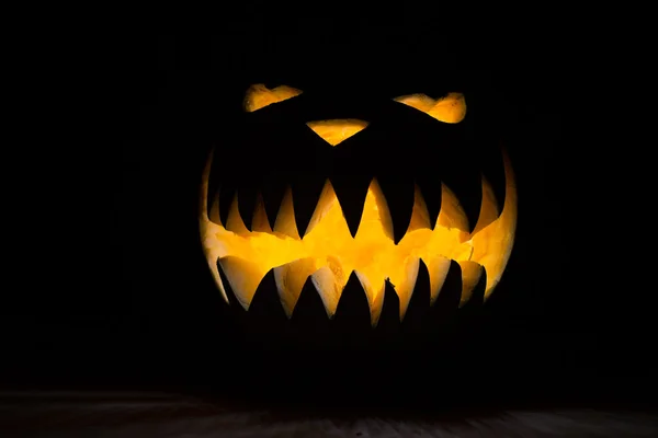 Spooky halloween pompoen — Stockfoto