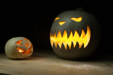 İki halloween pumpkins komik ve ürkütücü ahşap masa üzerinde