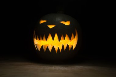 Halloween masada ürkütücü kabak