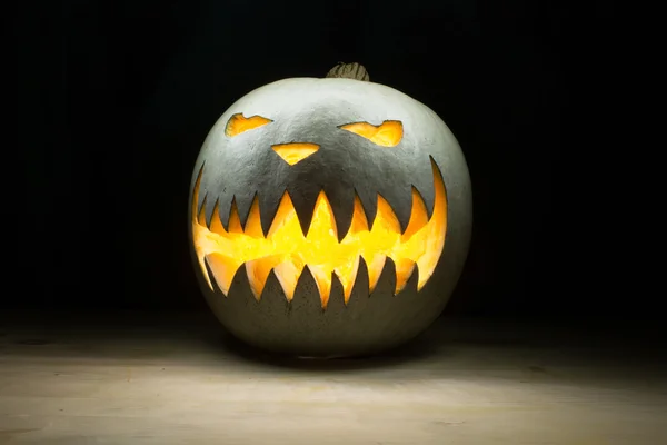 Strašidelné dýně ve tmě na halloween — Stock fotografie