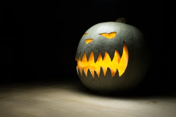 Gruseliger Kürbis im Dunkeln zu Halloween — Stockfoto