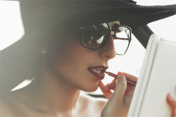 Mujeres haciendo maquillaje —  Fotos de Stock