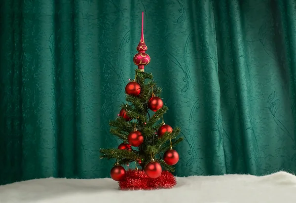 Árbol de Navidad sobre fondo verde — Foto de Stock