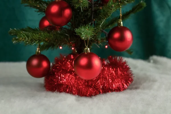 Árvore de Natal com bolas brinquedos — Fotografia de Stock