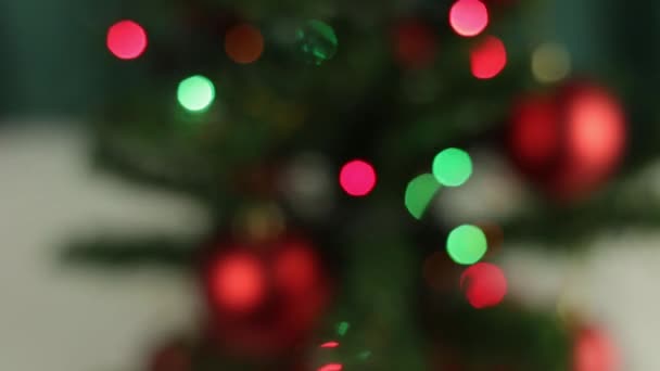 Рождественская елка с боке и гирляндами — стоковое видео
