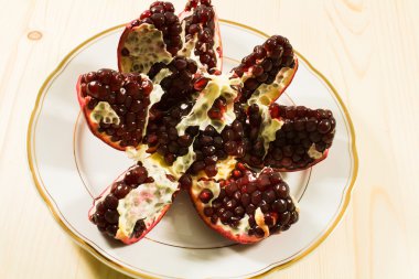 Nar plaka üzerinde kesmek