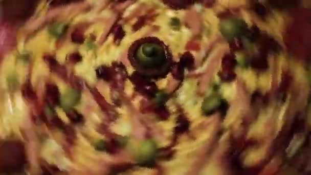 Zelfgemaakte pizza spinnen op een zwarte achtergrond — Stockvideo