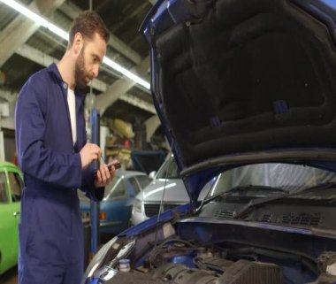 Makinist rutin bakım yaparken bir tanı aracı veri girme