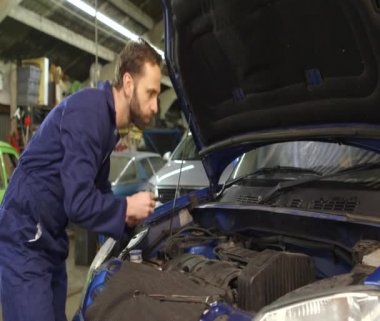 Makinist rutin bakım yaparken bir tanı aracı veri girme