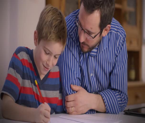 아버지 그의 젊은 아들 숙제 도움 — 비디오