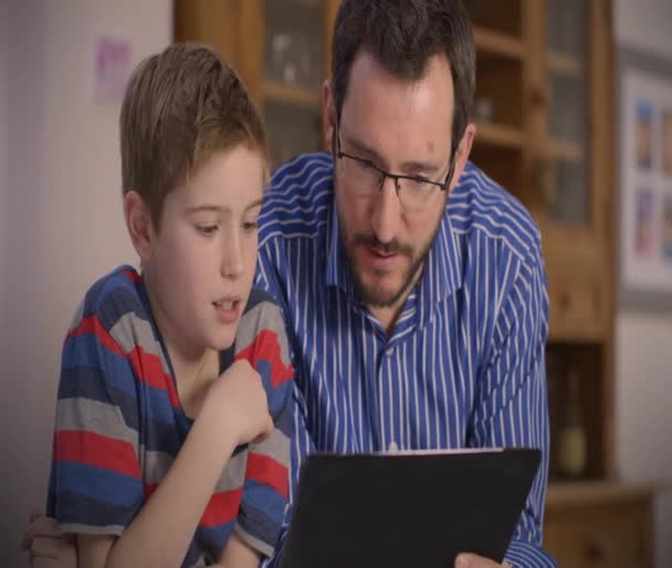 Padre e hijo usando una tableta de pantalla táctil — Vídeos de Stock