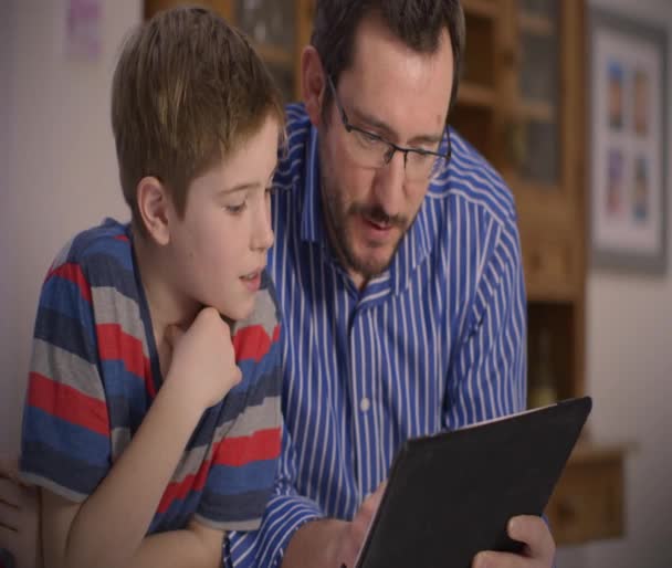父亲和儿子使用触摸屏平板电脑 — 图库视频影像