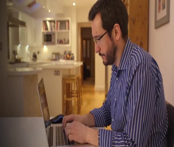 Businessman working late at night from home — Stock Video