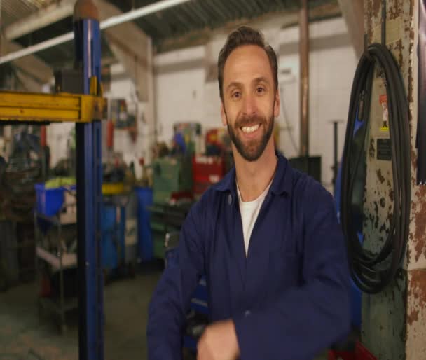 Portrait of a friendly car mechanic — Stock Video