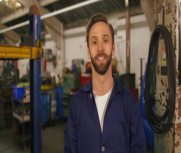Mechanik mluví do kamery — Stock video