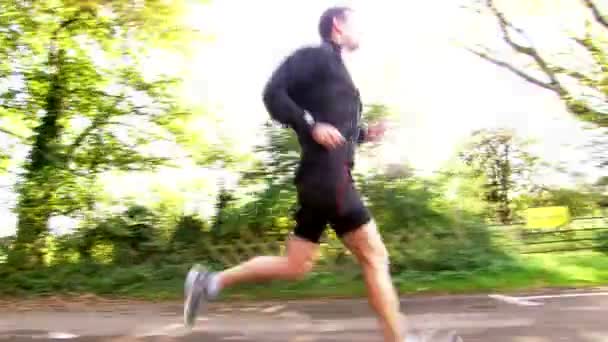 Tracking shot van jogger uitgevoerd met zon fakkels — Stockvideo