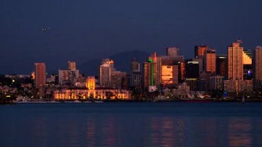 San Diego Körfezi ile akşam şehir manzarası