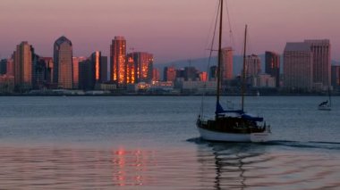 San Diego manzarası ile günbatımında sakin bir okyanusta yelken lüks yat