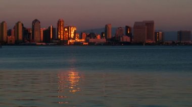 San Diego Körfezi ile şehir manzarası ve ön planda yelkenli tekneler