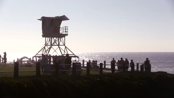 在海豚湾与海滩和救生员 sta 的 San Diego 加州 Ca La Jolla 日落 — 图库视频影像