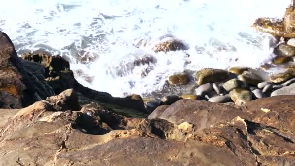 Vlny oceánu narazit na skalách — Stock video