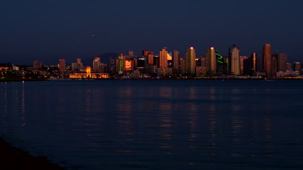 San Diego Bay mit Skyline der Innenstadt am Abend — Stockvideo