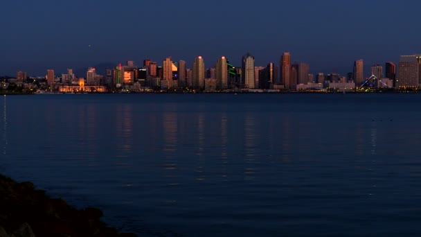 Bahía de San Diego con horizonte del centro por la noche — Vídeos de Stock