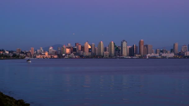 San Diego Bay mit Skyline in der Innenstadt am Morgen — Stockvideo