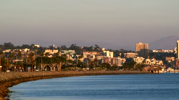 Pán lövés San Diego-öbölben, a belvárosi skyline, este — Stock videók