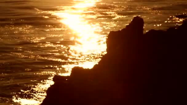 Spiegelung der schimmernden Sonne im Wasser — Stockvideo