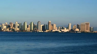 San Diego Körfezi ile ön planda yelkenli tekneler ile şehir manzarası