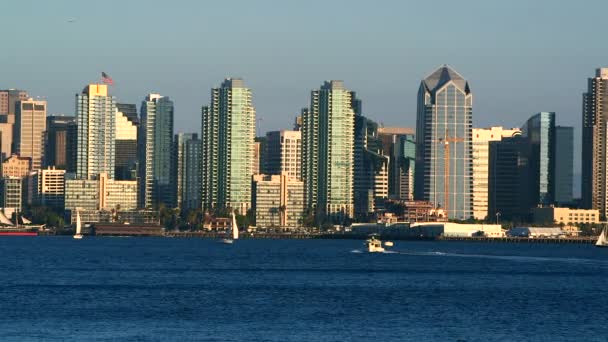 Teluk San Diego dengan kaki langit di pusat kota dengan perahu yang berlayar di bagian depan — Stok Video