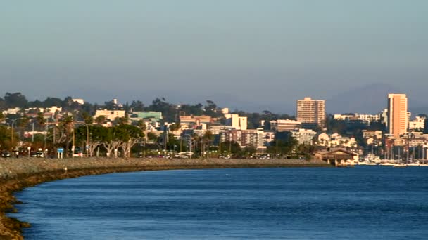 Pan strzał zatokę San Diego z centrum panoramę w godzinach wieczornych — Wideo stockowe