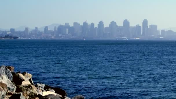 San Diego Bay met skyline en boten — Stockvideo