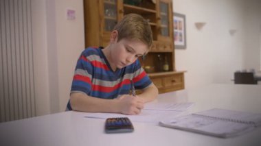 Ödevini üzerinde konsantre genç çocuk ve babası yardım isterse