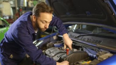 Bir garaj bir araba motoru tamir tamirci portresi
