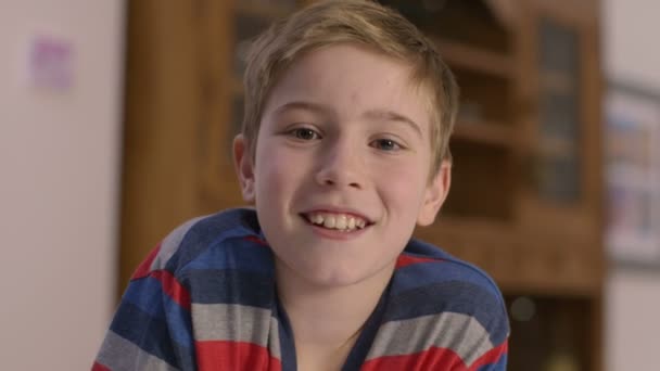 Happy νεαρό αγόρι, έχοντας μια συνομιλία μέσω βίντεο, όπως φαίνεται από την άποψη της ένα compute — Αρχείο Βίντεο